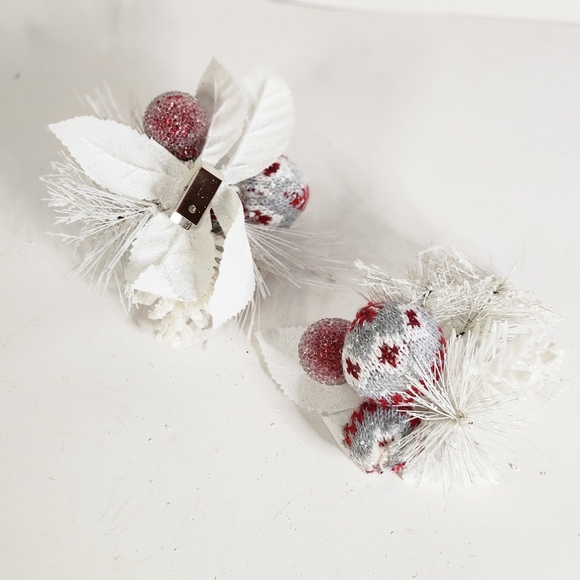 A RED AND WHITE ORNAMENT COLLECTION WITH A GOLDEN LIGHT UP STAR - Picture 6 of 11